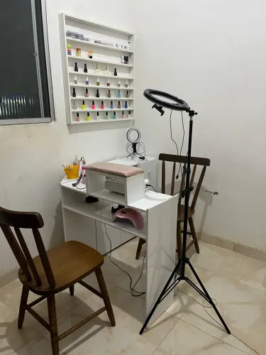 Mesa manicure e prateleiras de esmalte