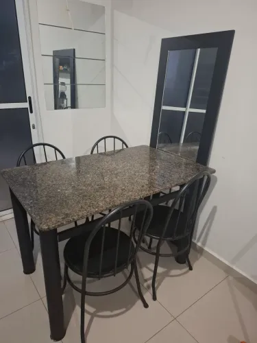 Mesa com 4 cadeiras 