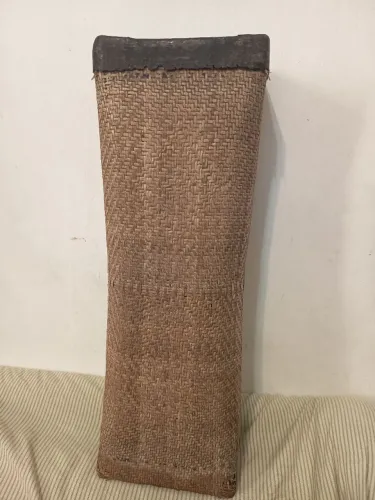 Almofada vintage chinesa de vime trançado