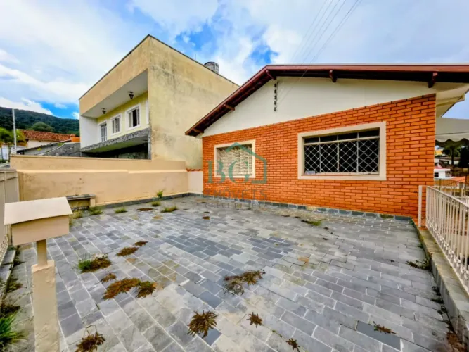 Excelente casa á venda no bairro Jardim dos Estados em Poços de Caldas MG.