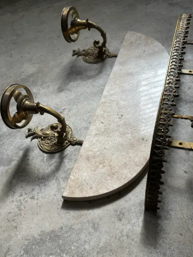 Móvel Aparador em ferro estilo ouro velho vintage acompanha 2 spots luminárias 