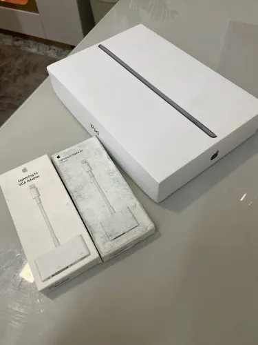 iPad 8 Geração na caixa com nota fiscal ( acompanha acessórios )
