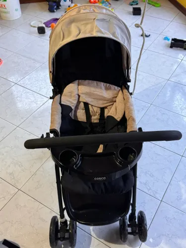 Carrinho de bebê com bebê conforto Cosco!