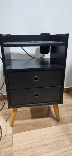 2 mesas de cabeceiras pretas com 2 gavetas