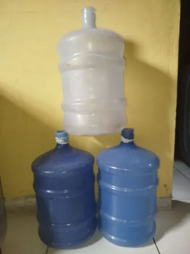 Vendo 9 garrafões de água vazios.