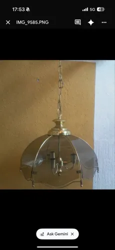 Par de lustres dourados