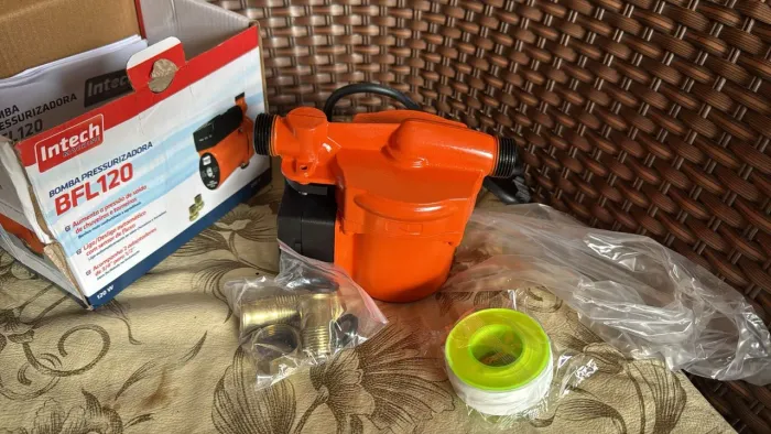 Bomba pressurizadora , aumenta a pressão da água nas torneiras e chuveiro. 