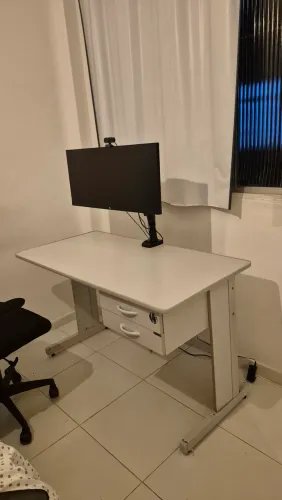 Escrivaninha para computador ou estudos resistente