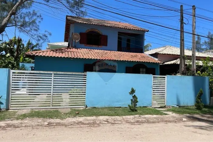 À venda 3 casas com excelente potencial de renda em condomínio à beira-mar em Unamar, Cabo