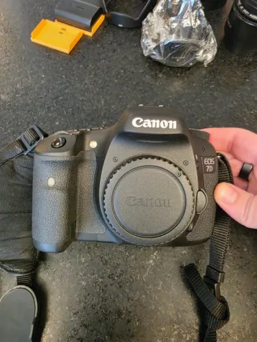 Canon EOS 7D - apenas 3.760 disparos + acessórios