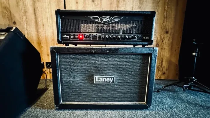 Peavey ValveKing VK-100 + Gabinete Laney GS212IE