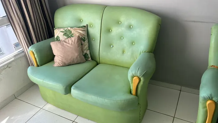 Vende-se Sofá e 2 poltronas.