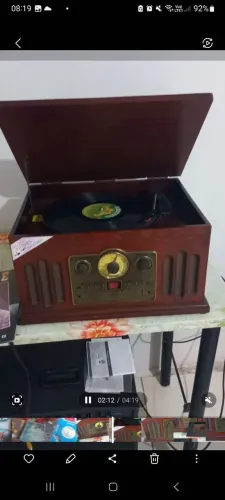 Toca disco mais coleção de disco e caixa amplificada