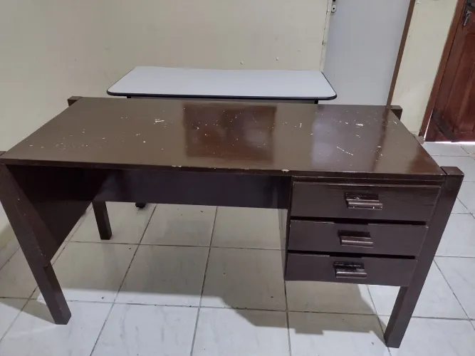 Mesa de escritório em bom estado de uso