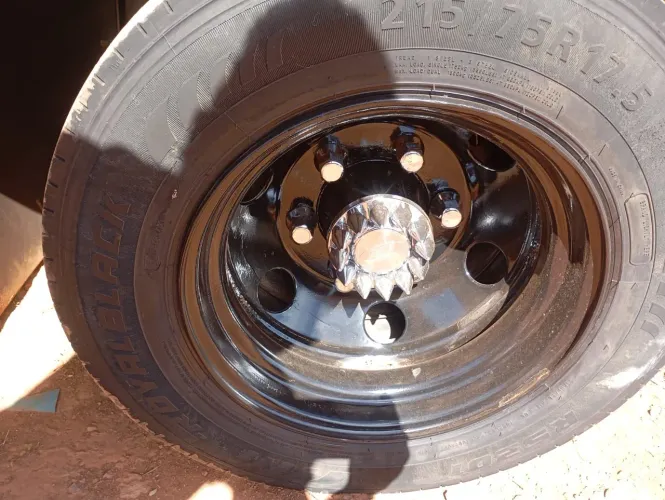 4 rodas e 4 pneus sem câmera 80 por cento