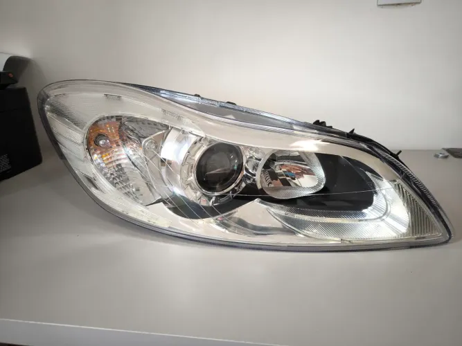 Farol Volvo C30 2.0 2010/2013 halógeno (esquerdo - lado passageiro)