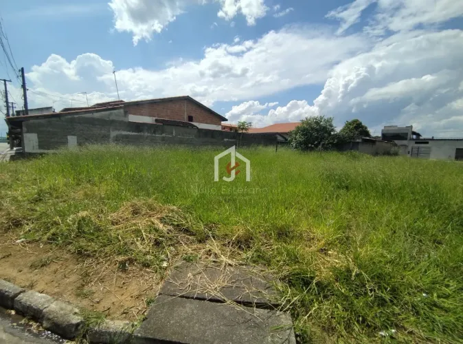 Terreno plano com área de 448,13m² no bairro Azeredo em Pindamonhangaba.