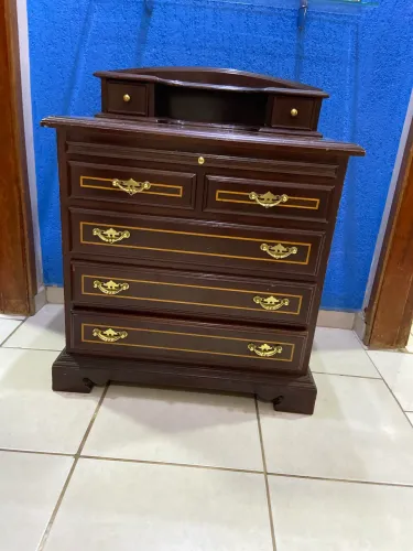 Cômoda com gavetas e apoio para computador 