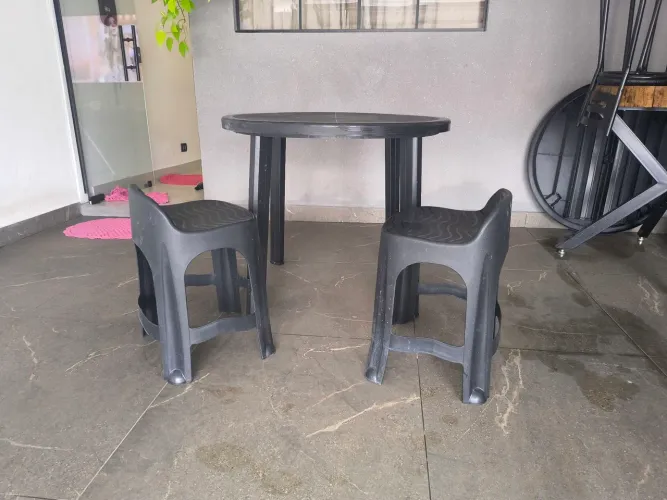 Mesa com pé removível e 4 banquetas semi nova