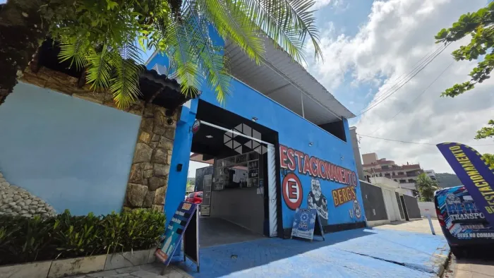 Casa Comercial à Venda a 80mts da Praia da Enseado próximo ao Hotel Casa Grande com 401m2