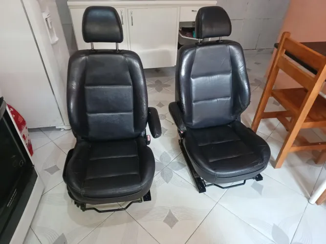 Par de bancos dianteiros peugeot 307 2009 feline em couro 