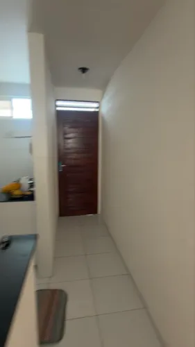 Procuro uma menina para dividir apartamento