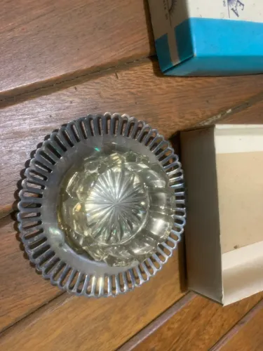 centro de mesa confeccionado em cristal grosso moldado e base em prata.