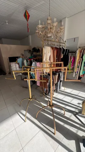 Vendo par de Arara de roupa 