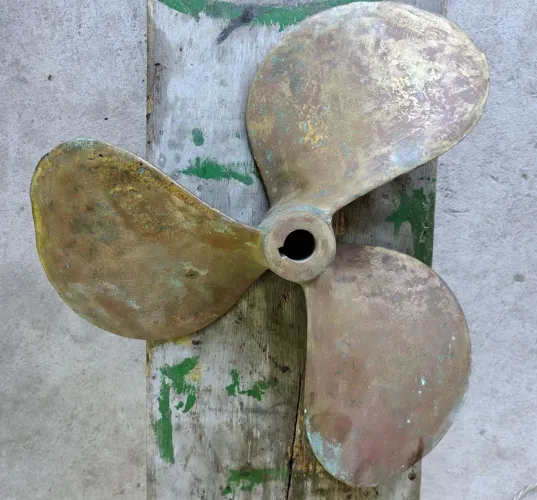 Vendo hélice para motor 3 cilindros, esquerda 2/1. Usada.