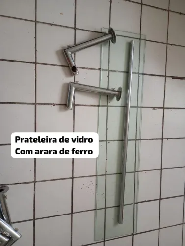 Arara pra loja de roupas. Com prateleira de vidro
