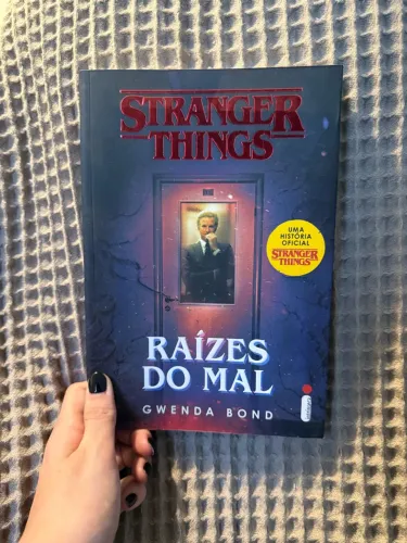 livro stranger things raízes do mal