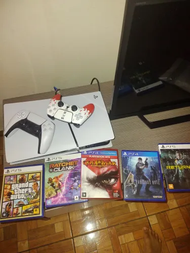 PlayStation 5 Slim mídia física com vários jogos, 2 controles e capa anti poeira