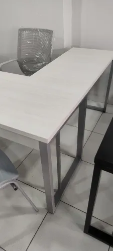 Mesa L 1.5 x 1.5 industrial,pés cinza