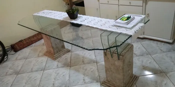 Mesa de jantar 6 a 8 lugares de mármore e vidro
