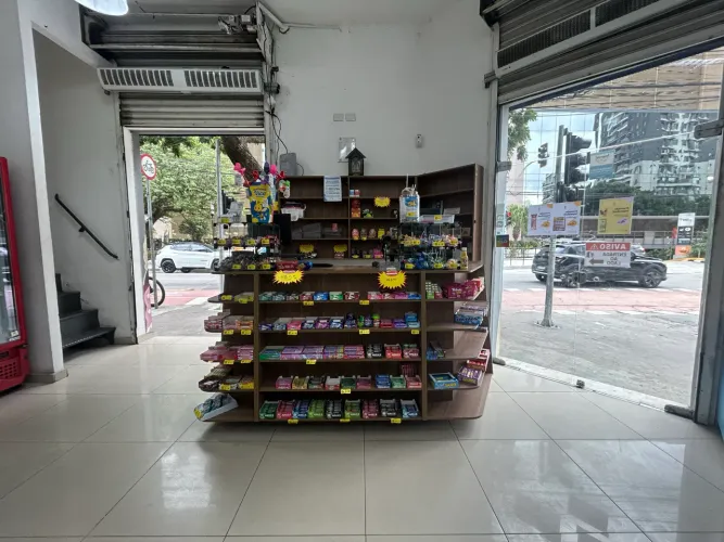 Balcão colmeia com prateleira 