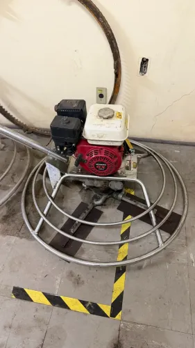Alisadora de piso/concreto Menegotti TOL 100 GB, motor a gasolina 4 tempos de 5,5 HP, 4 pá