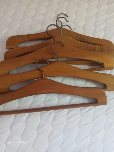 Cabides em madeira