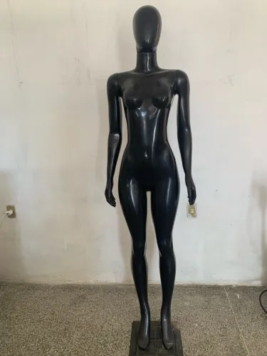 Manequim preto feminino