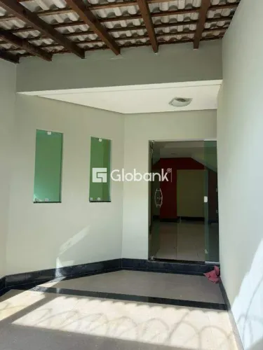 Casa à venda em Monte Carmelo 200m2, 4 quartos sendo 1 suíte.