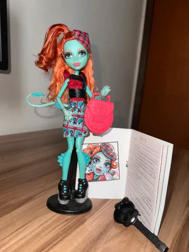 Boneca Monster High - Lorna McNessie (Completa c/ Diário e Suporte)