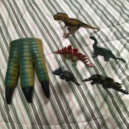 Garra e 5 bonecos de dinossauros