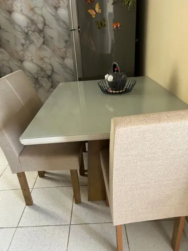 Conjunto sala de jantar/cozinha, madeira com tampo de vidro 4 cadeiras. Excelente estado.