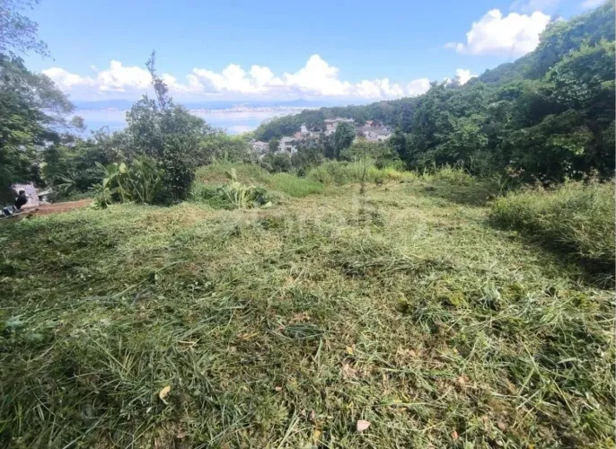 Terreno de 460m² na Costeira do Pirajubaé