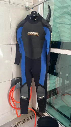 Roupa de borracha mergulho