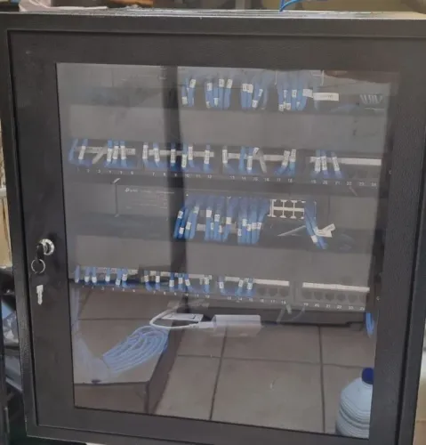 Gabinete de Rack de Servidores com 3 Switches 24 portas