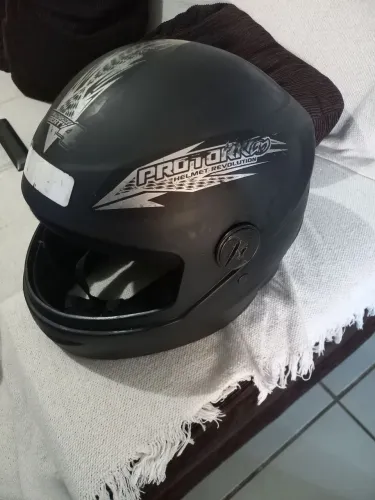 Vendo esse capacete higienizado forrando e retocado a pintura preto fosco 60,00 Reais