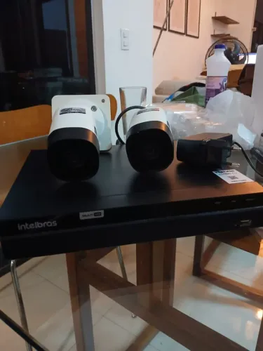 Duas câmeras de segurança e um DVR de 500 GB