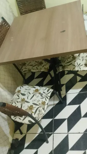 Vendo uma mesa de cozinha de quatro cadeiras semi nova