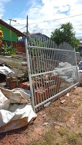Vendo portão de alumínio e de ferro tratar no chat ou endereço bento Torquato da rocha 153