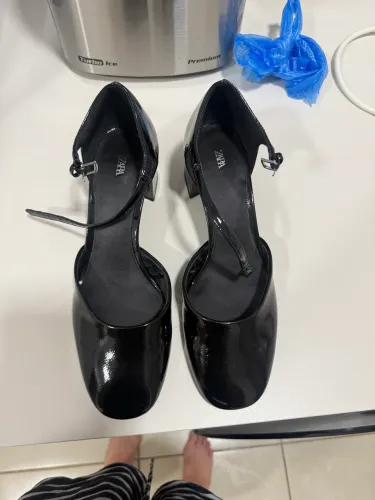 Sapato baixo com salto de bloco e bico arredondado